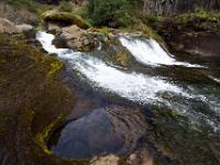 Wassergefüllte Gletschermühle mit Wasserfall in der Rauðá